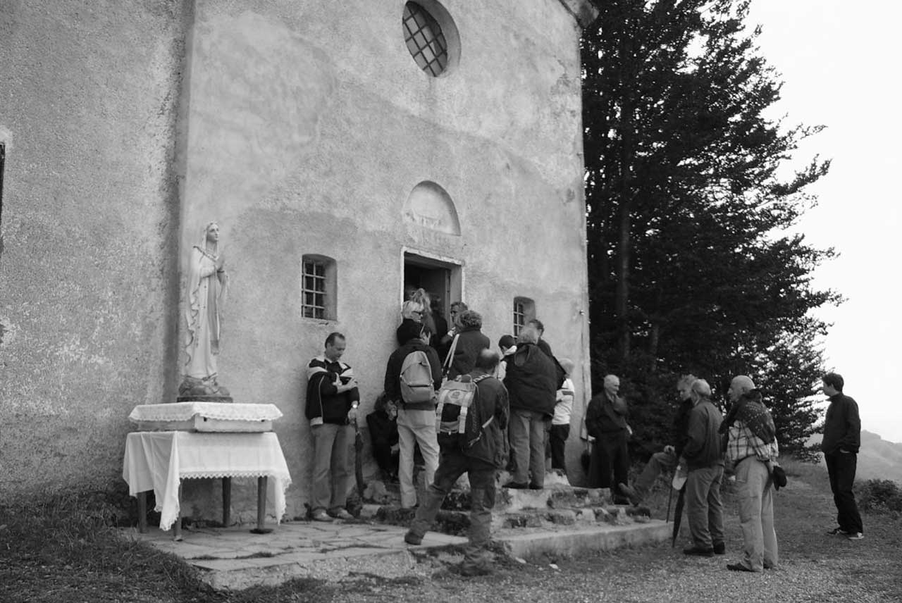 Cerimonia liturgica sul monte Dego